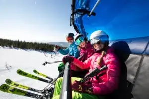 Familien på skilift i Tjekkiet