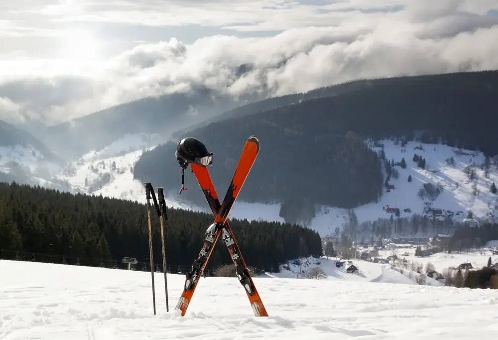 Gondolbane over oplyst piste i Cerna Hora med udsyn til den tjekkiske dal