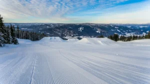 Alpin skipiste i sneklædte bjerge