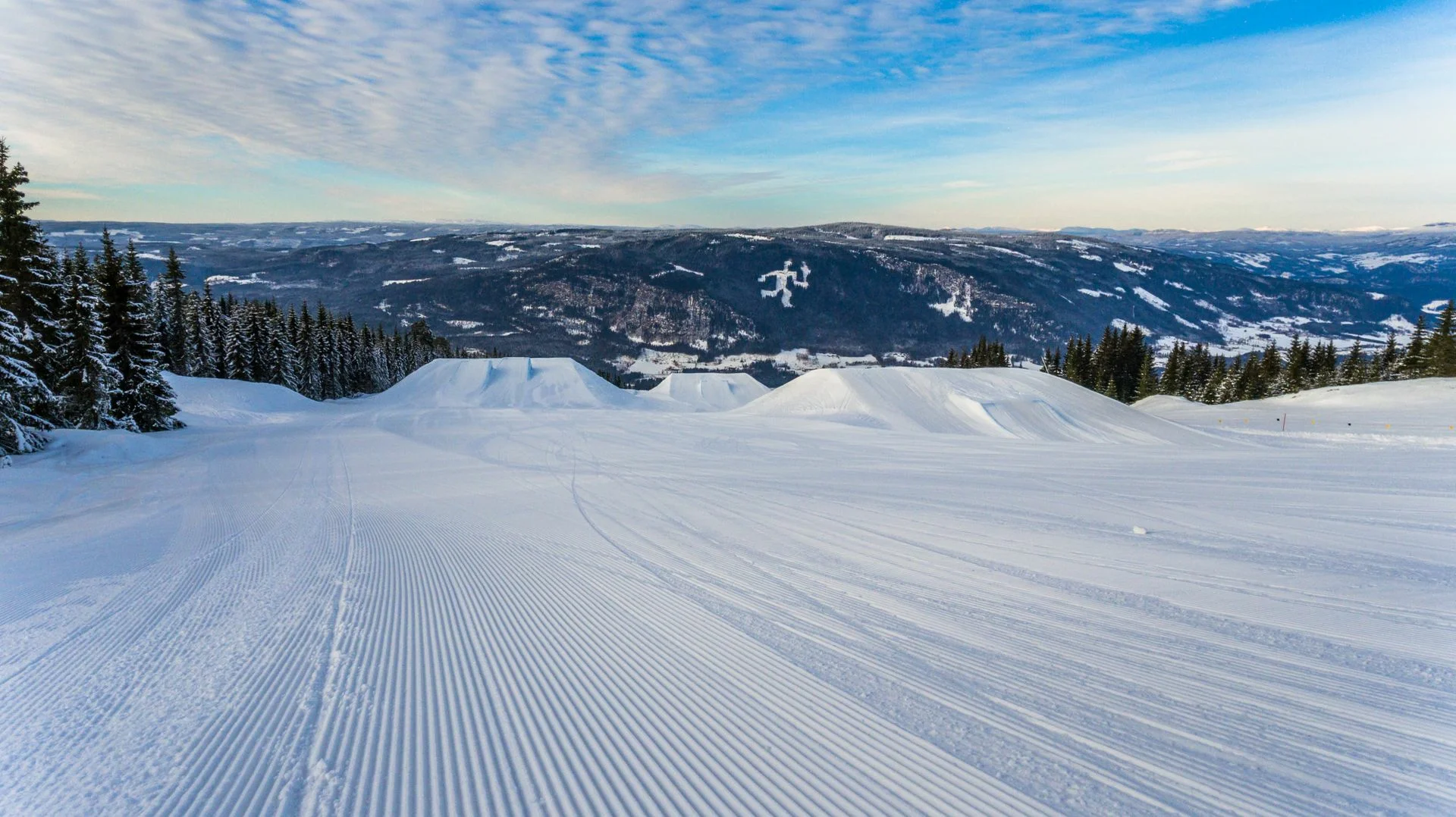 Alpin skipiste i sneklædte bjerge